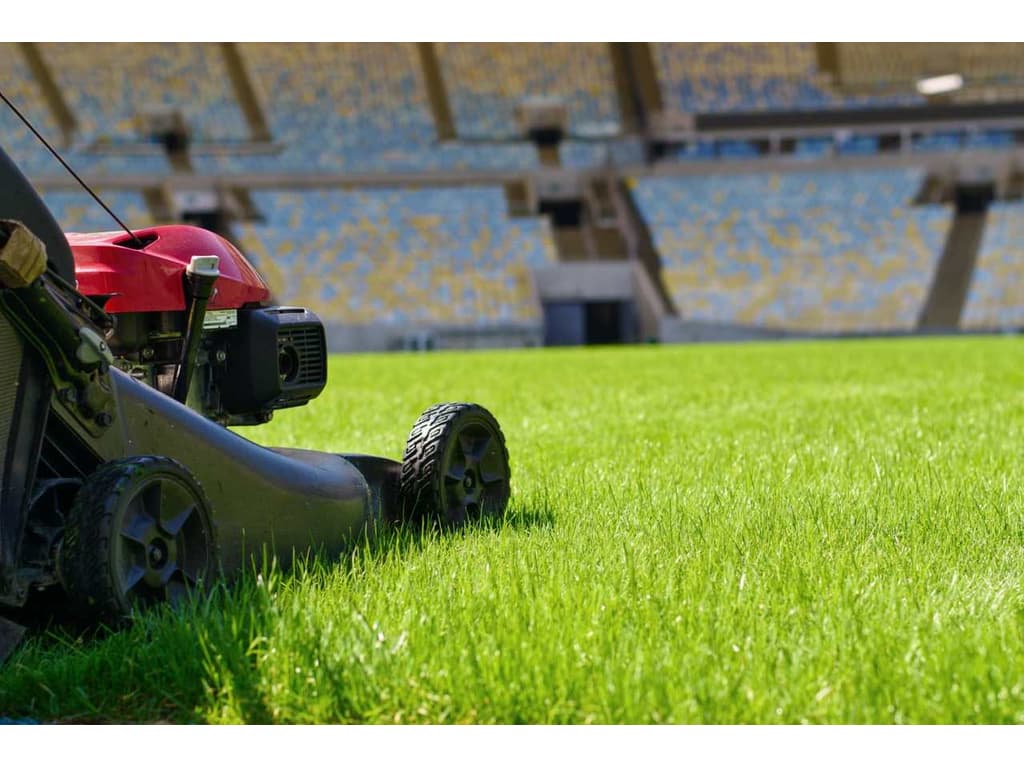 Lá vem ele deslizar no gramado. 💥 📸 - Doentes por Futebol