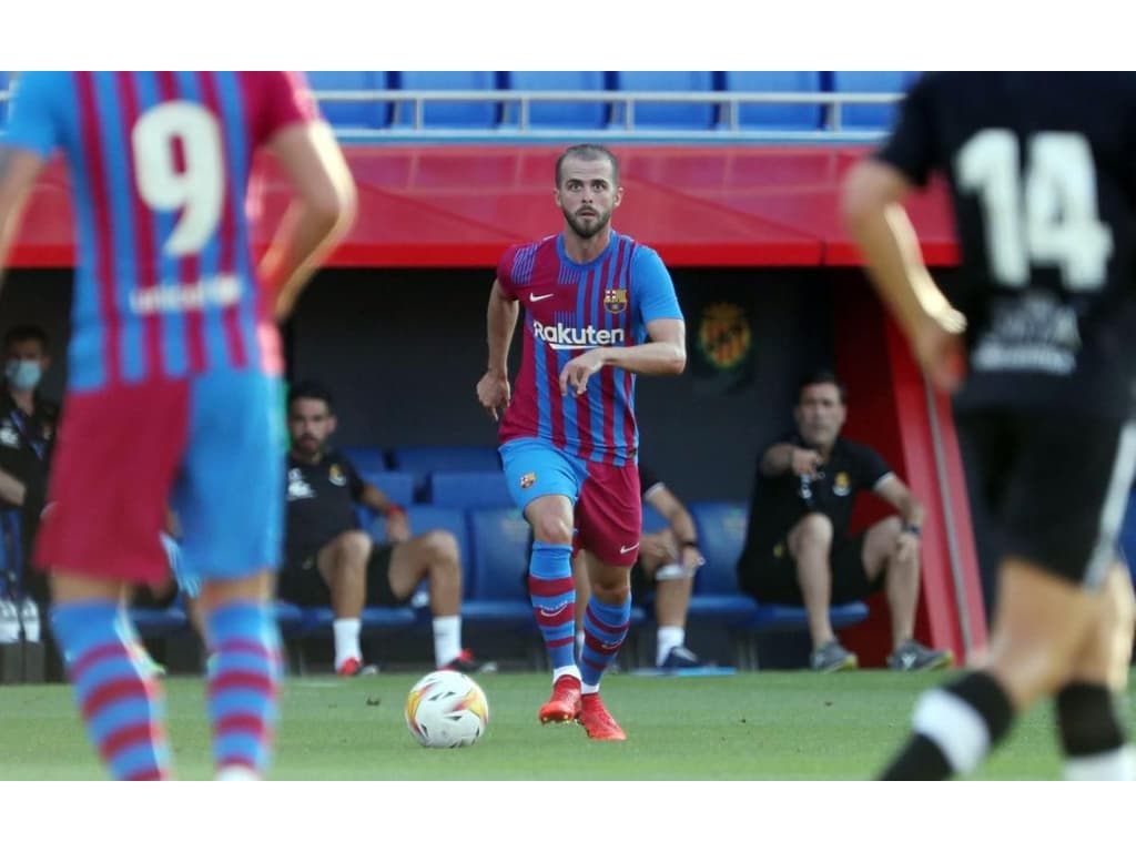 Meia que interessa ao Barça é flagrado fumando. Veja craques que