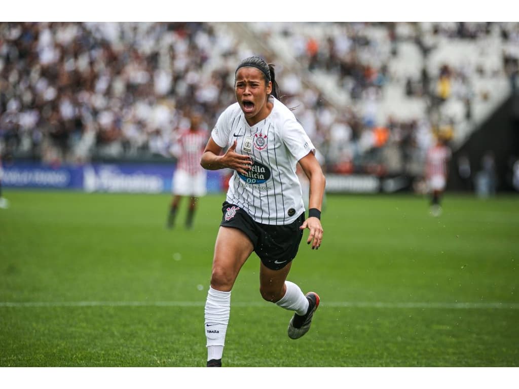 Vic Albuquerque reclama de jogos do Corinthians pela manhã e comenta novo  posicionamento em campo