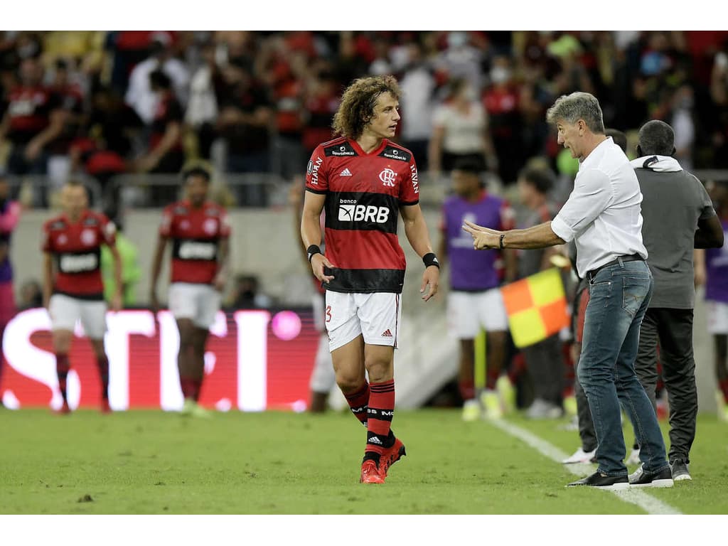 Isla chega ao Rio e é recebido pela torcida do Flamengo