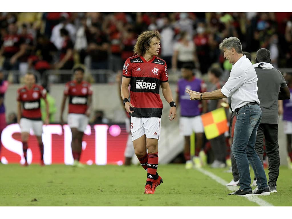 Atuação de Isla no 1º tempo é criticada por torcedores do Flamengo