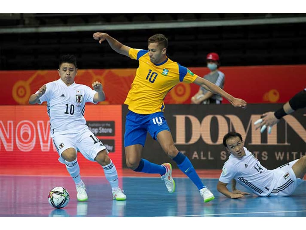 CONMEBOL.com - ¡Avanza Brasil! 🇧🇷👏 La Canarinha le ganó 4-2 a Japón 🇯🇵  y pasó a cuartos de final del Mundial FIFA de Futsal Lituania 2021 🏆🙌 📸  @cbf_futebol #FutsalWC