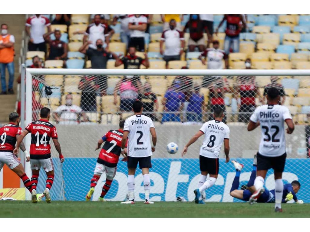 Torcedor do Flamengo vai à Justiça cobrar por adiamento de jogos