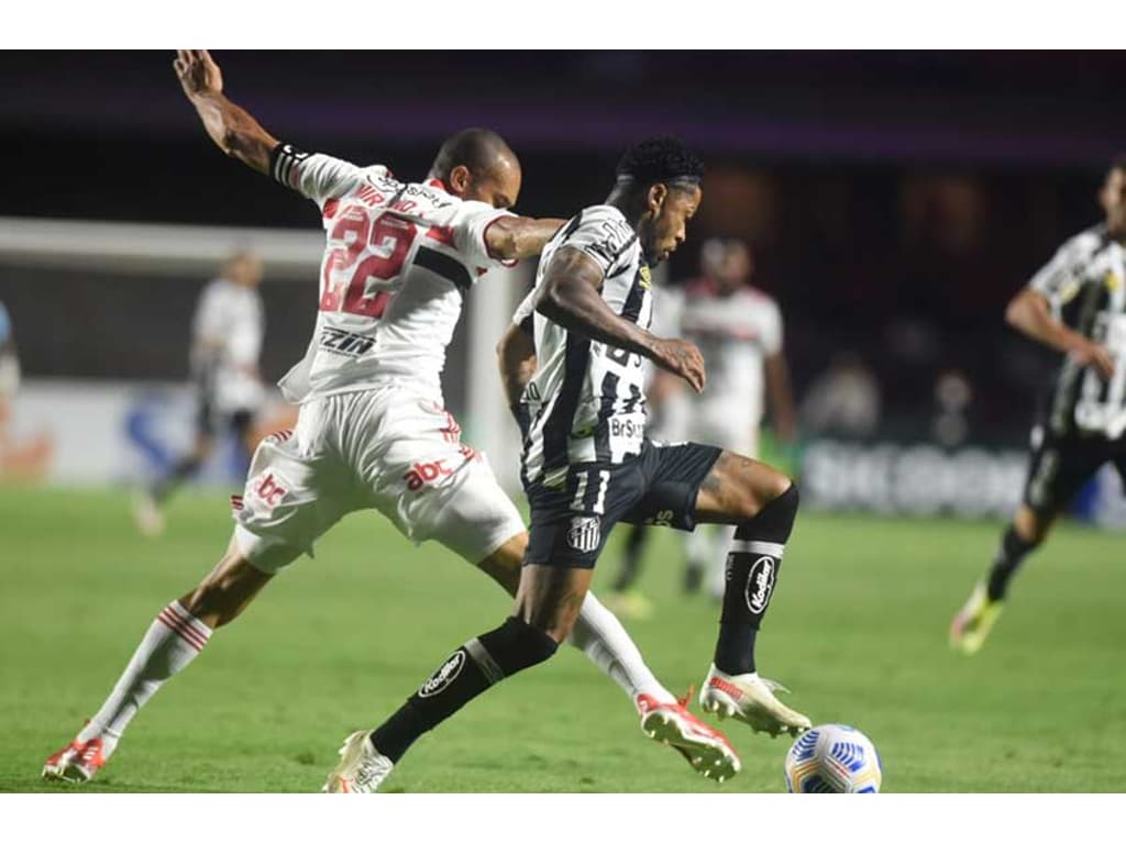 São Paulo vira no tempo normal, vence o Santos nos pênaltis e vai