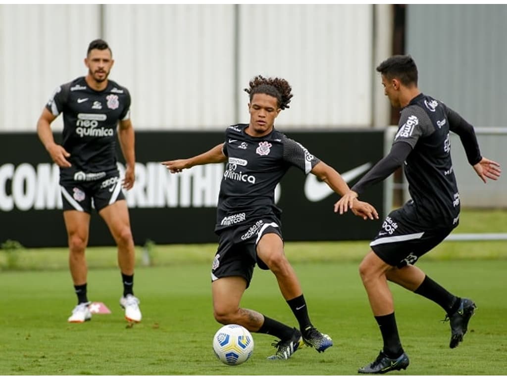 Lucas Piton faz primeiro treino com o elenco do Corinthians após