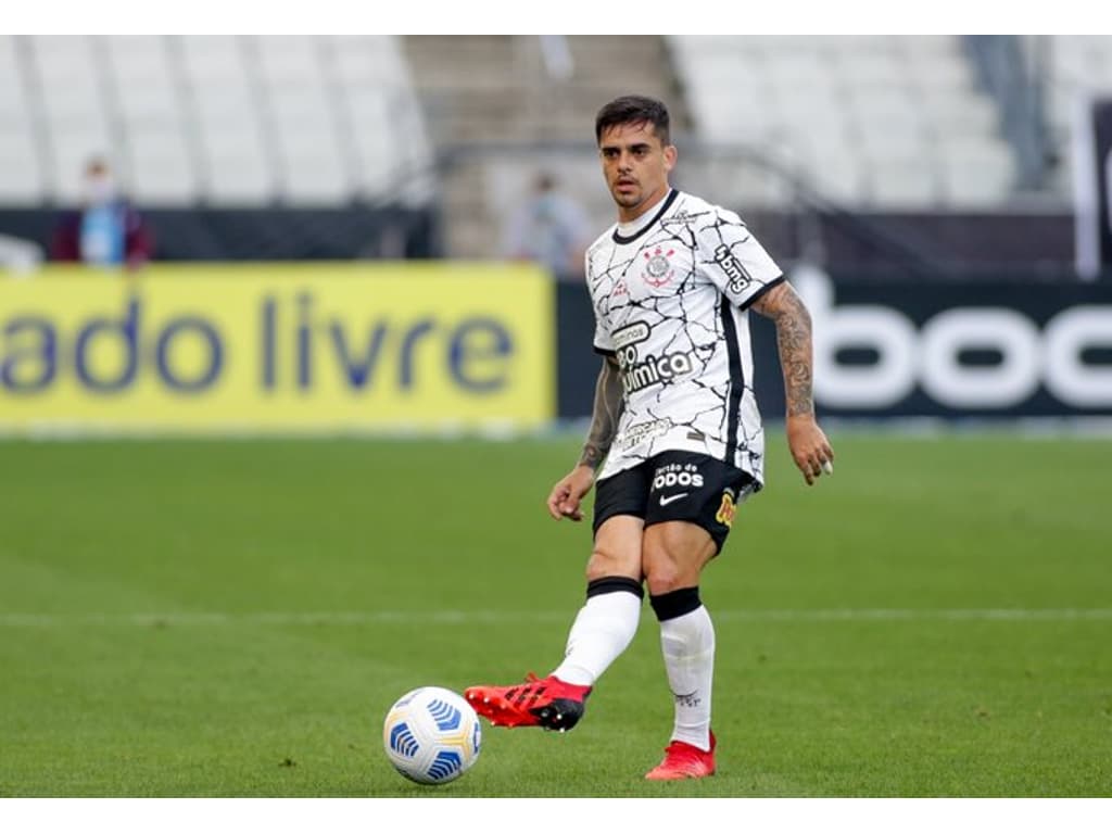 Fagner com a bola no jogo contra o São Paulo