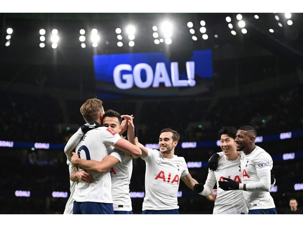 No primeiro jogo sem Kane, Tottenham empata com Brentford na estreia do  Inglês