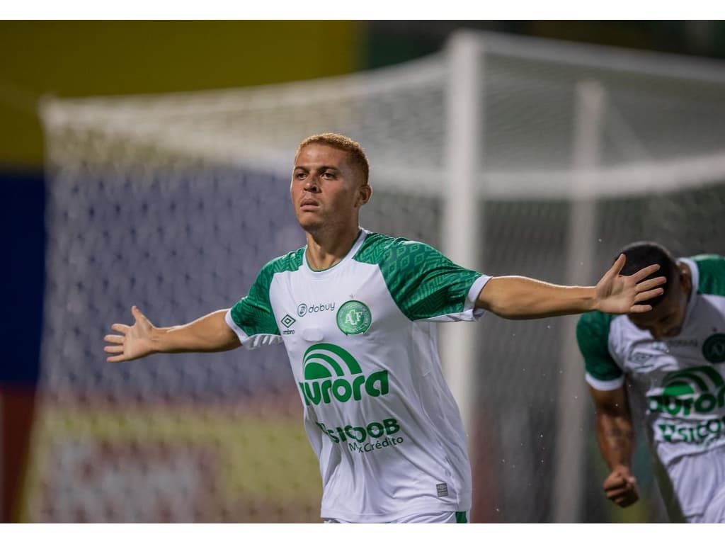 Foguinho completa 50 jogos pela Chapecoense em dois anos no profissional -  Lance!