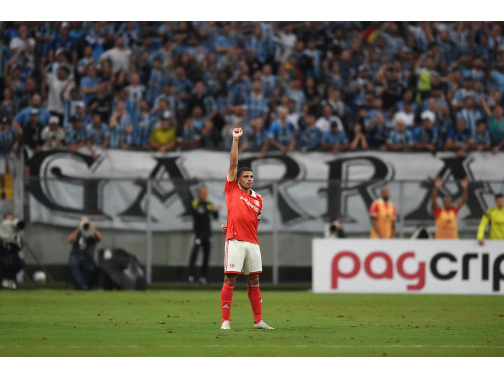 Vídeo: Marcelo, do Fluminense, sobe em palcodo Lollapalooza e ganha  homenagem dos artistas - Lance!