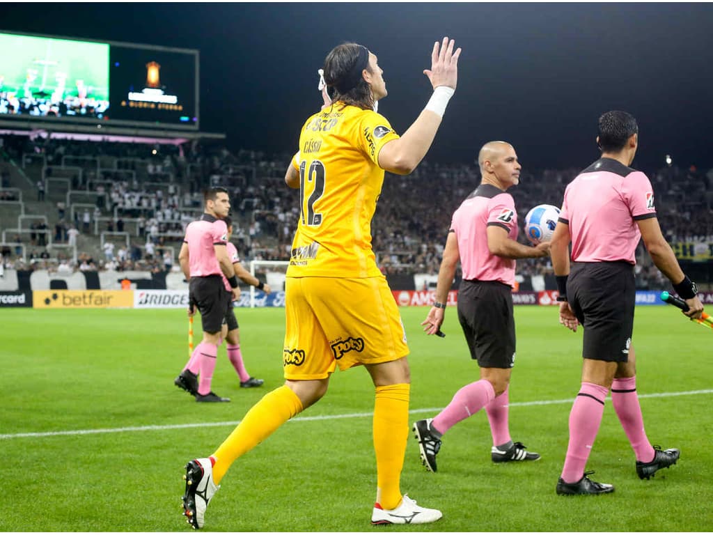 Cássio cava espaço na história do Corinthians e se aproxima de recorde de  Ronaldo - Lance!