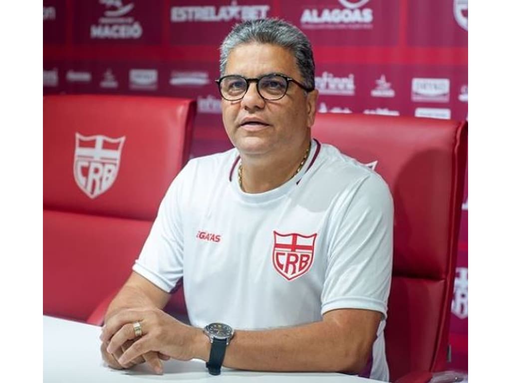 CRB tem oito jogadores e treinador com passagem pelo Vitória