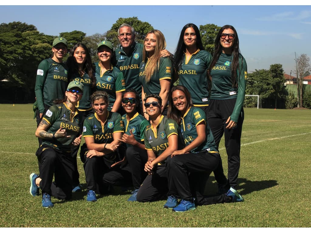 Conceito de campeonato de críquete feminino com jogador de batedor feminino  da índia e pincelada colorida sobre fundo azul