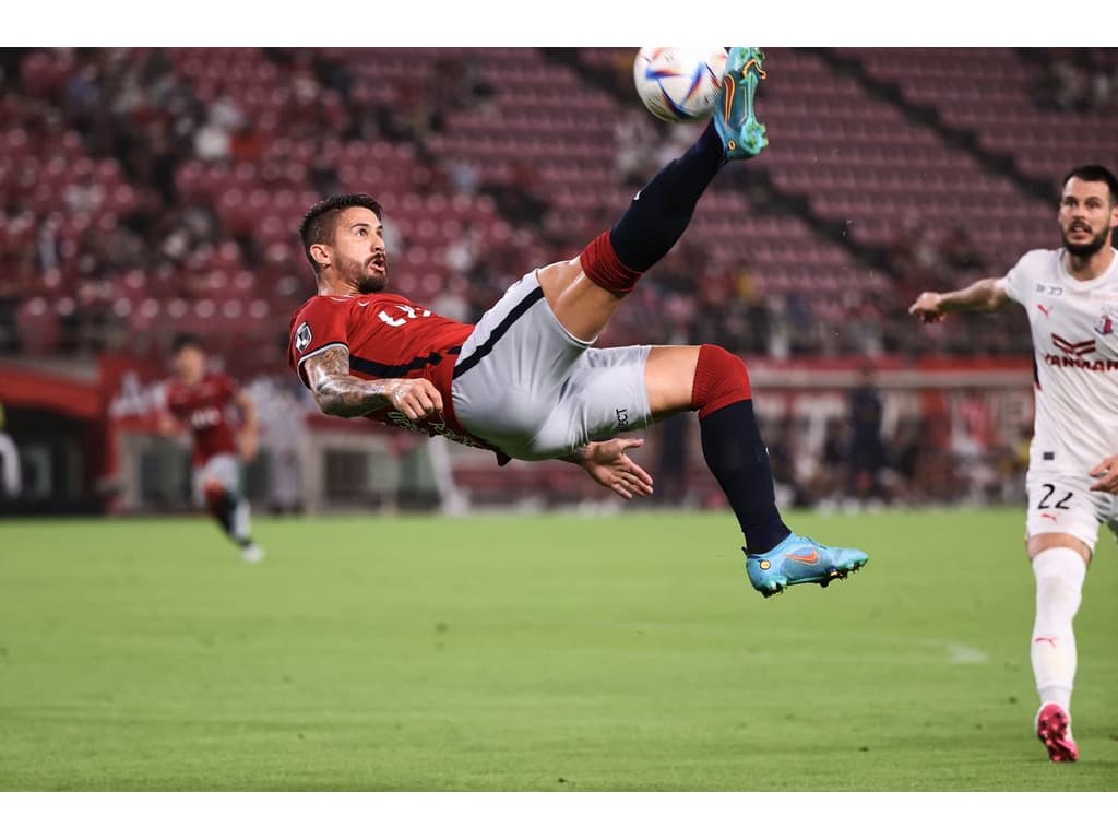 VÍDEO: golaço de bicicleta na eliminação surpreendente do Lokomotiv na Taça  - CNN Portugal