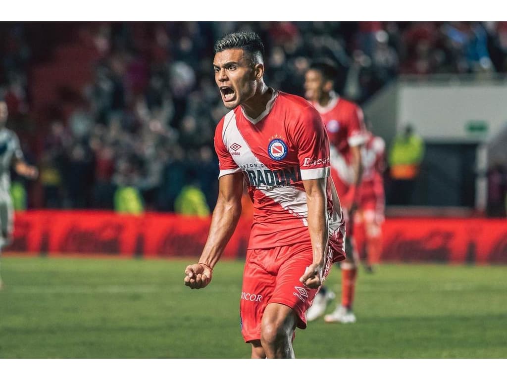 Argentinos Juniors aciona Corinthians na Fifa por dívida com Fausto Vera, e Timão pode sofrer transfer ban