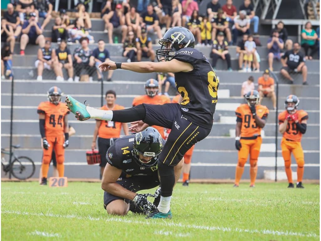 Kicker de 130kg garante título no futebol americano universitário