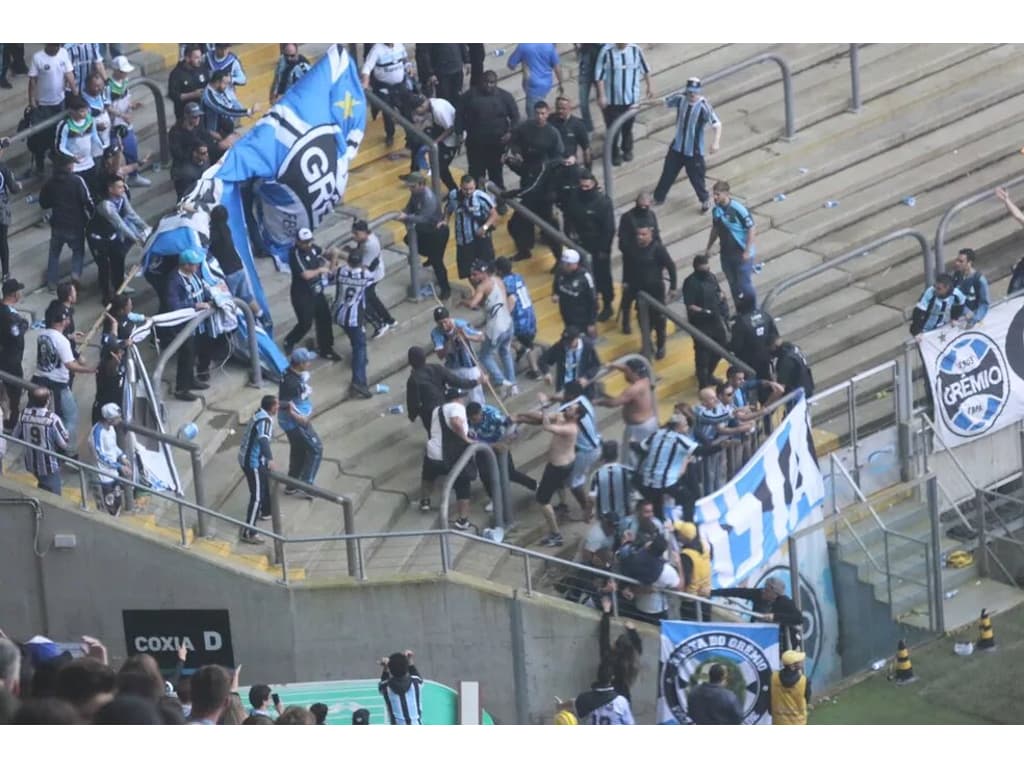 Grêmio é punido com três jogos sem mando por confusão entre torcedores