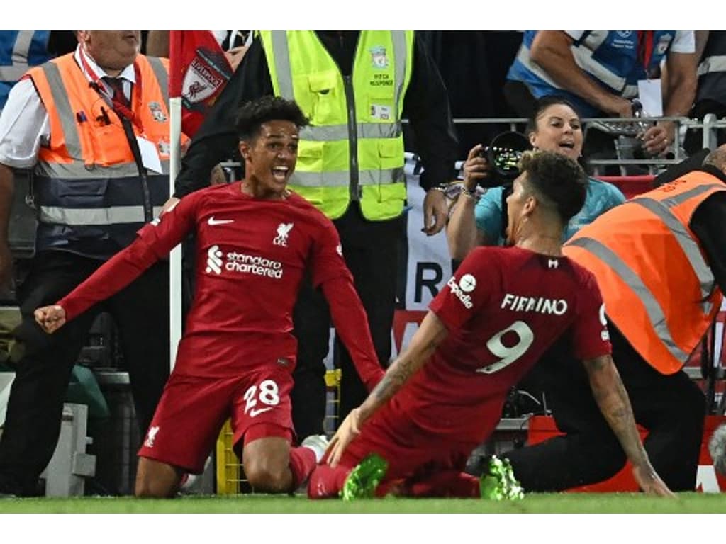 Liverpool leva o empate do Newcastle nos acréscimos do Inglês