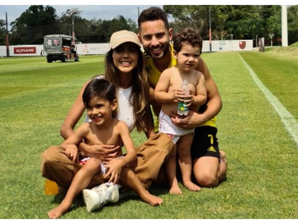 Everton Ribeiro ao lado da esposa, Marilia Nery, e filhos (Augusto e Antonio) no Ninho do Urubu