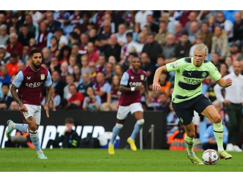 Manchester City sai atrás no placar, mas busca empate com o West