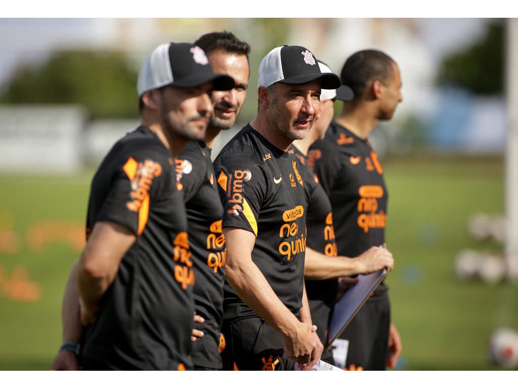 vítor pereira e equipe pressionam Corinthians por dívida milionária