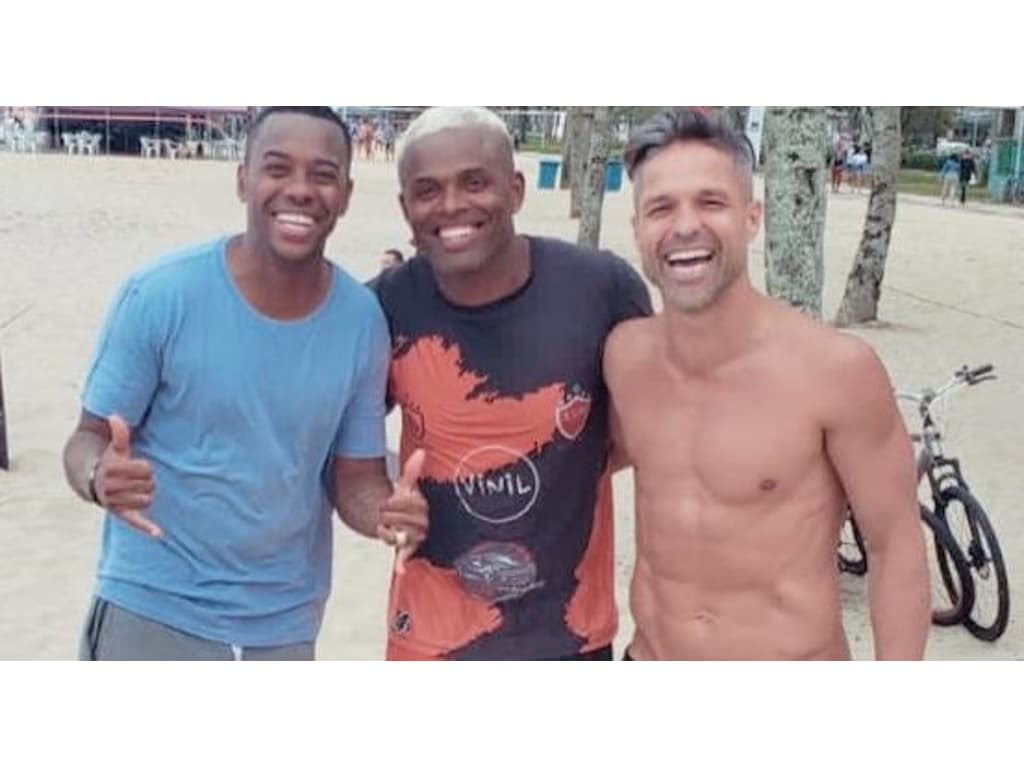 Após foto de Diego com Robinho, Casagrande diz: 'Ficar ao lado de um  criminoso é um desrespeito' - Lance!