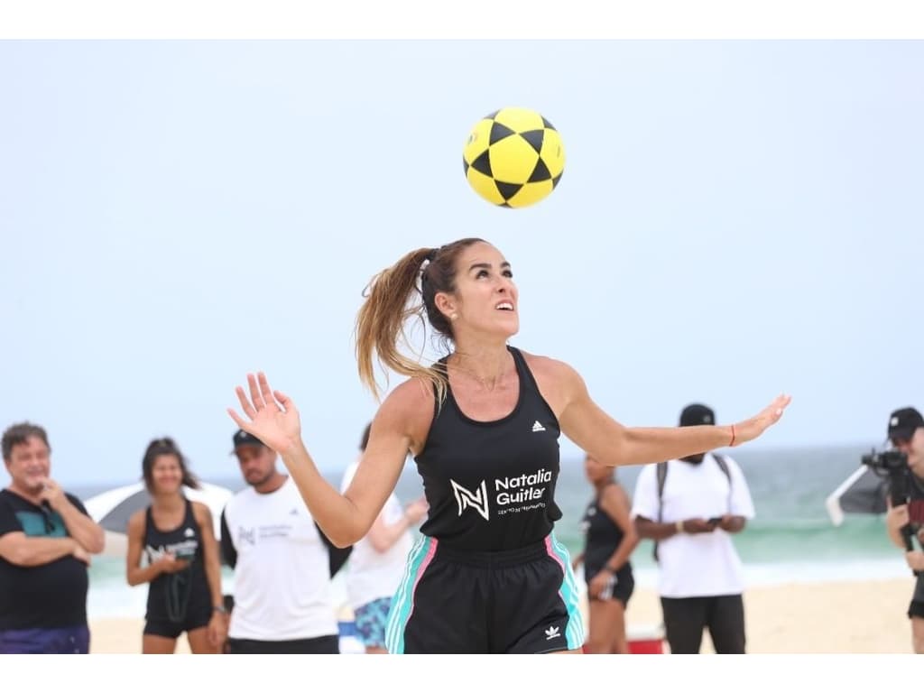 Joga a Bola no Meu Pé por Natalia Guitler