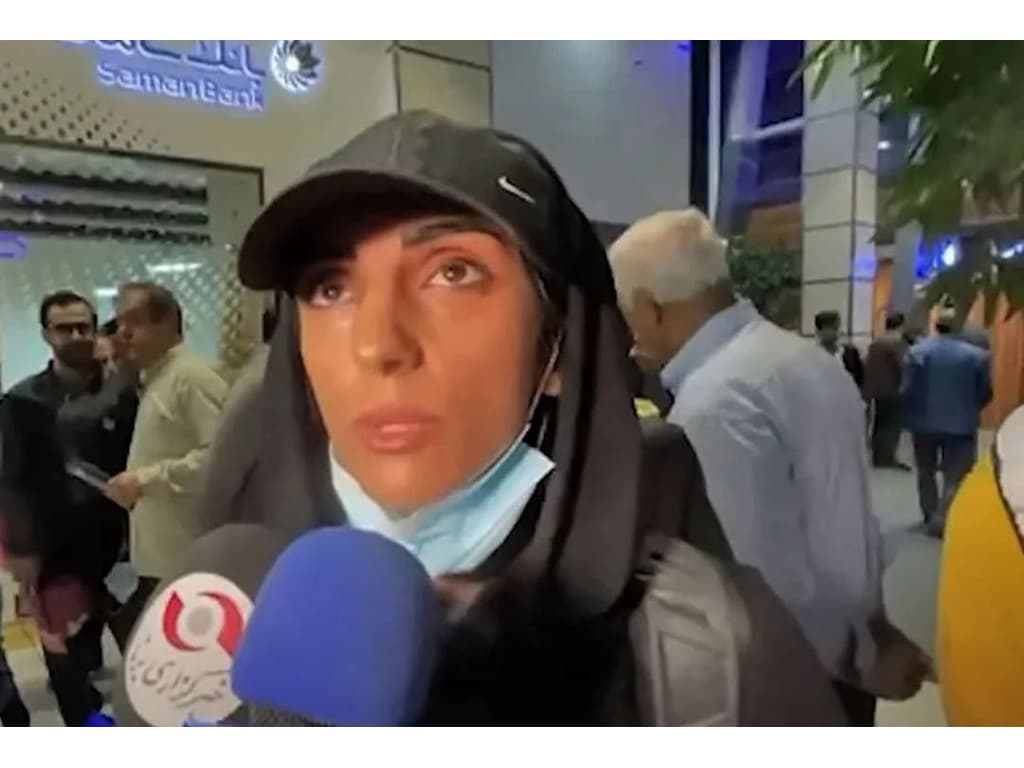 Enxadrista iraniana compete sem hijab, e Irã diz que ela não