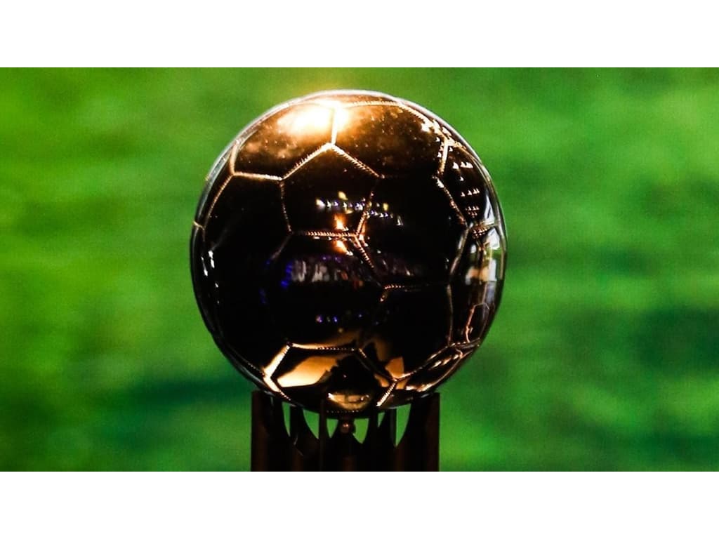 o brasil é o vencedor do jogo. bola de futebol com prêmio de ouro