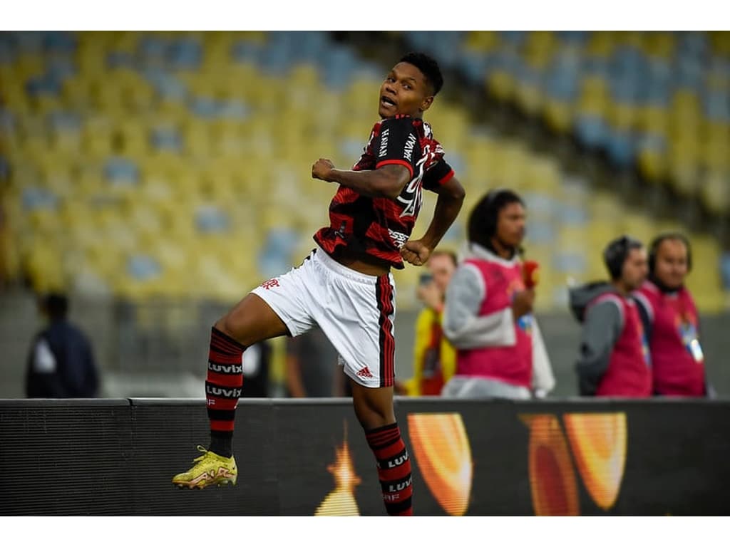 Ingleses entram em guerra para arrancarem joia do Flamengo