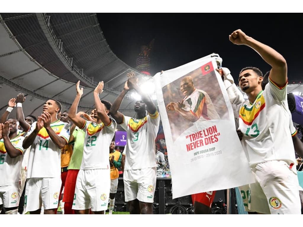 Torcida e jogadores de Senegal fazem homenagem a Papa Bouba Diop