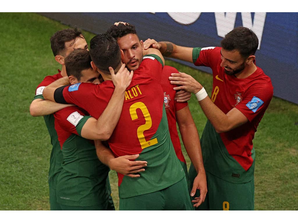 Rafael Leão de Portugal, comemora o seu gol com Raphael Guerreiro durante a  partida entre Portugal e Suíça, pelas oitavas de final da Copa do Mundo  FIFA Qatar 2022, no Estádio Lusail