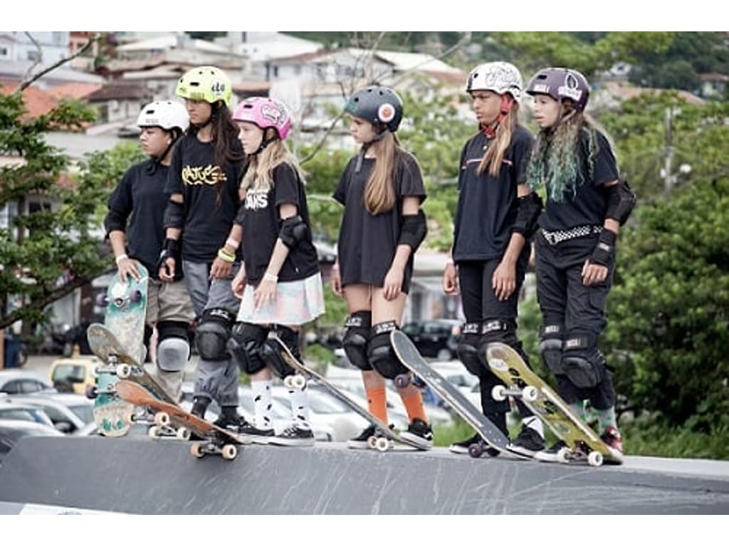 Juacas 2 - Com prancha ou com skate, as garotas de #Juacas2 estão