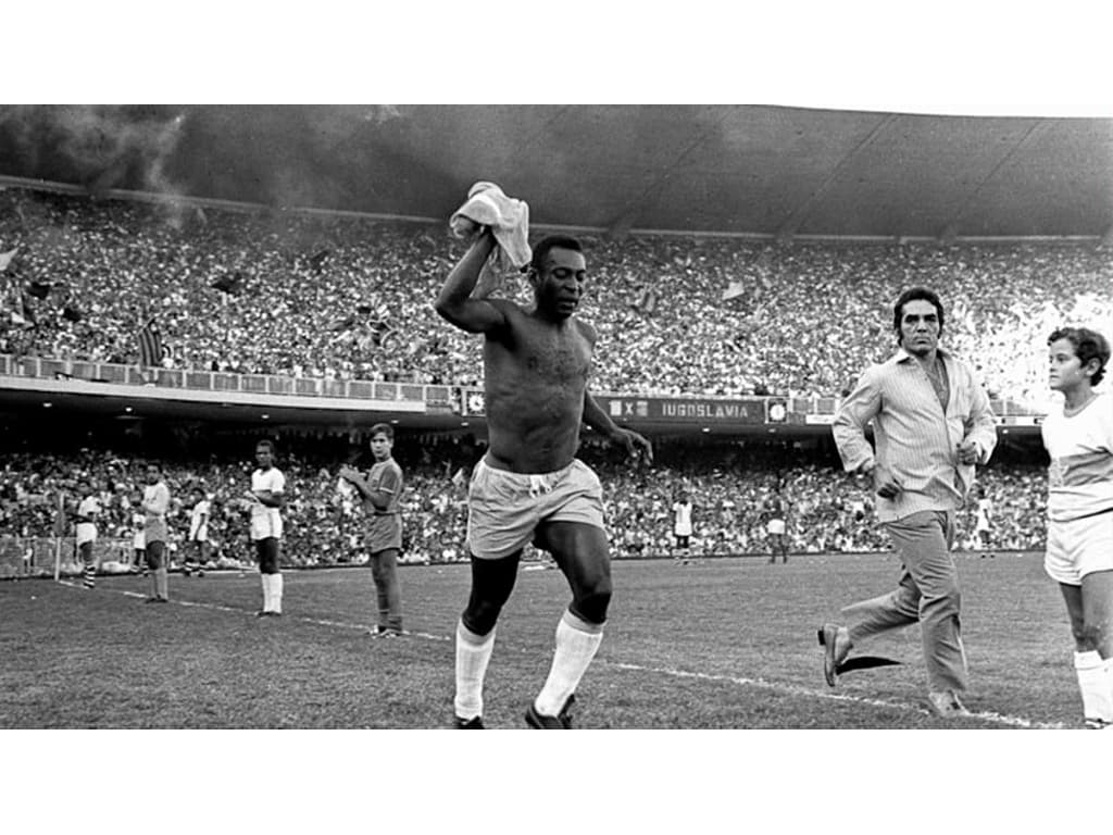 Corinthians x Cruzeiro: jogadores homenageiam Rei Pelé antes da