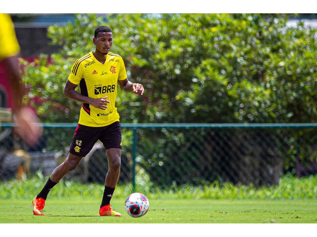 Hoje é aniversário do melhor goleiro do Brasil', enaltece Santos