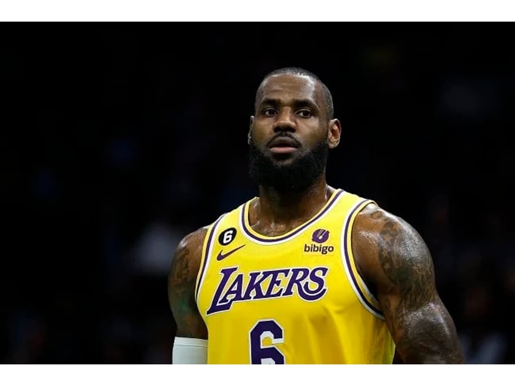 LeBron faz história na NBA, mas Lakers perdem clássico de Los