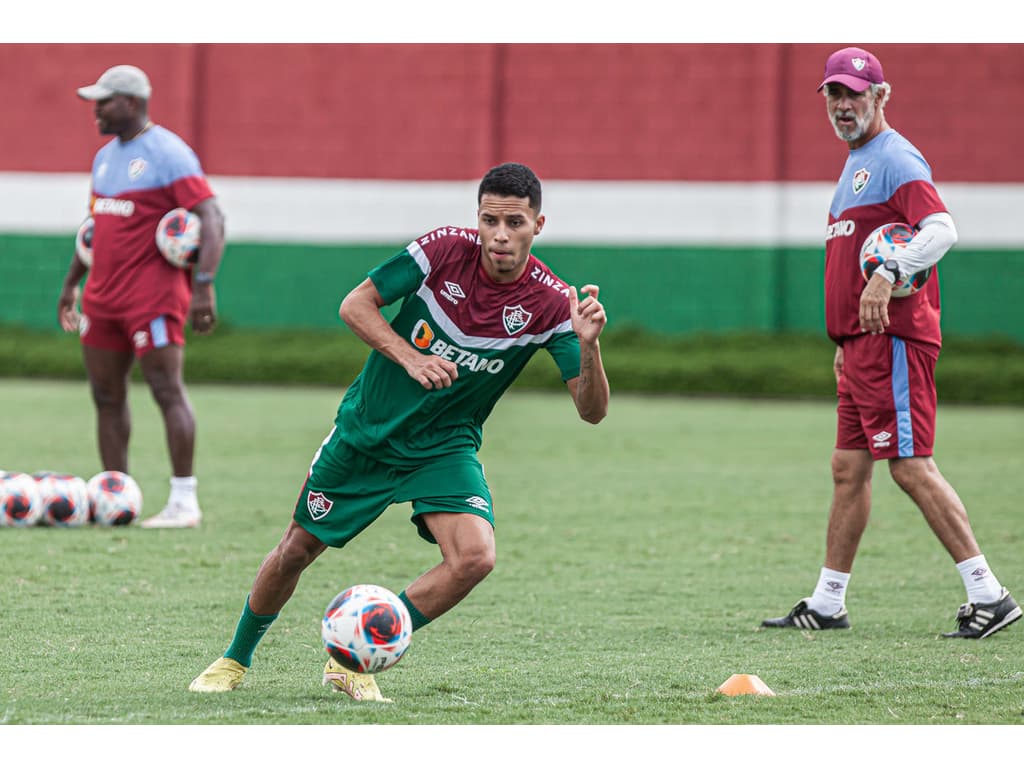 Alexsander e jogadores da base do Fluminense visitam crianças que