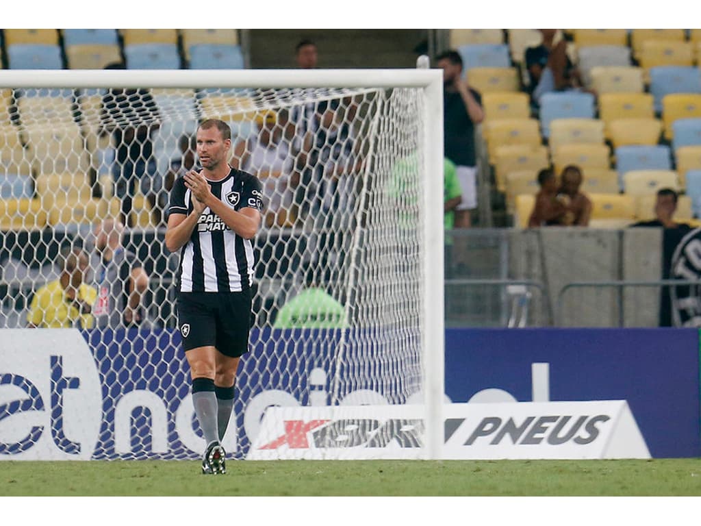 Joel Carli entra na fogueira em clássico e mostra que ainda tem lenha