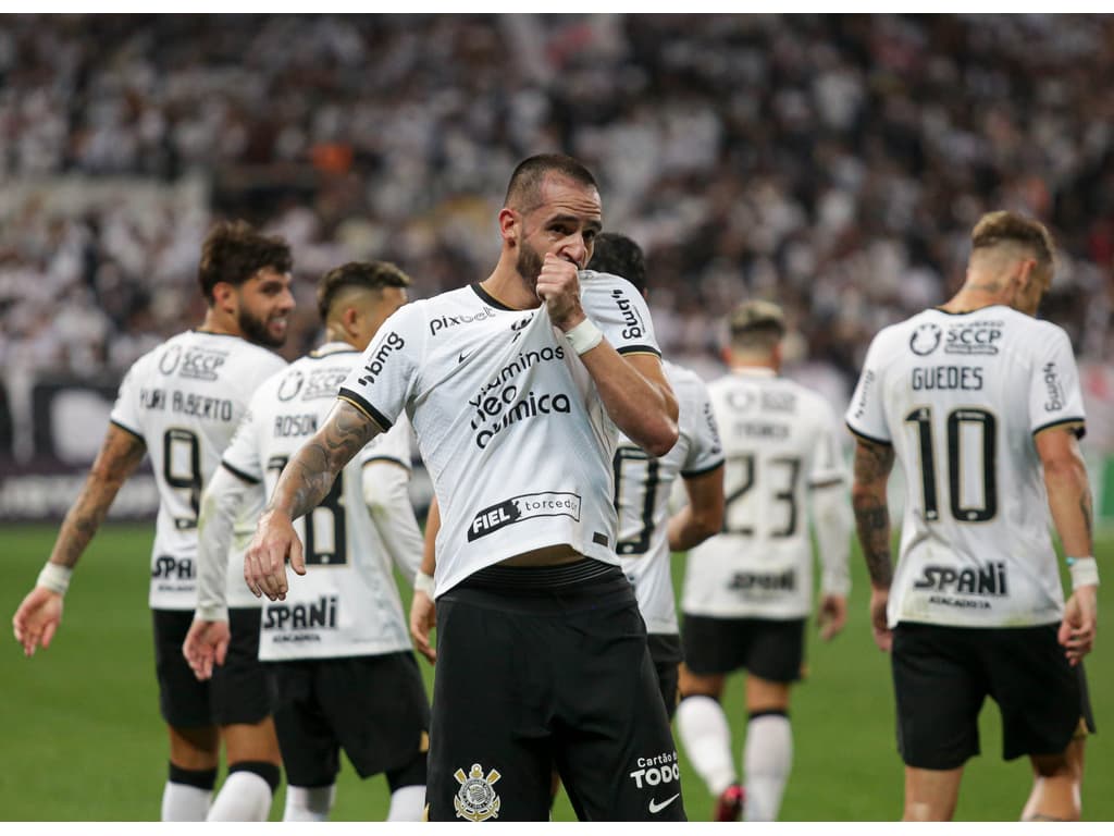 Cássio cava espaço na história do Corinthians e se aproxima de recorde de  Ronaldo - Lance!