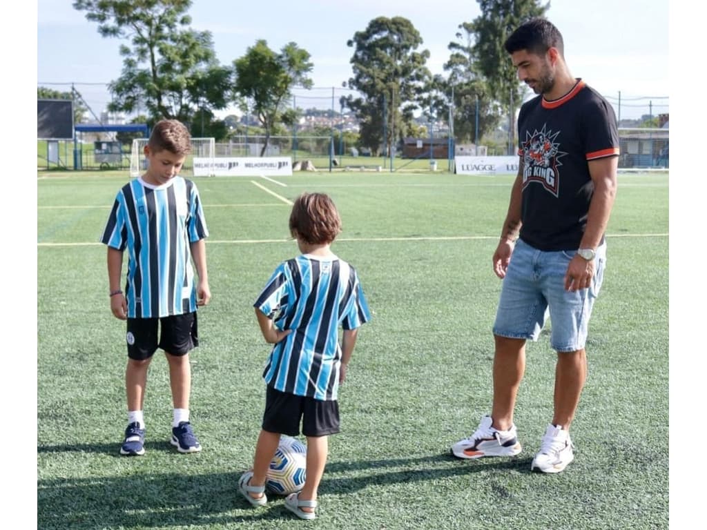 Luis Suárez matricula os filhos na escolinha de futebol do Grêmio - Lance!