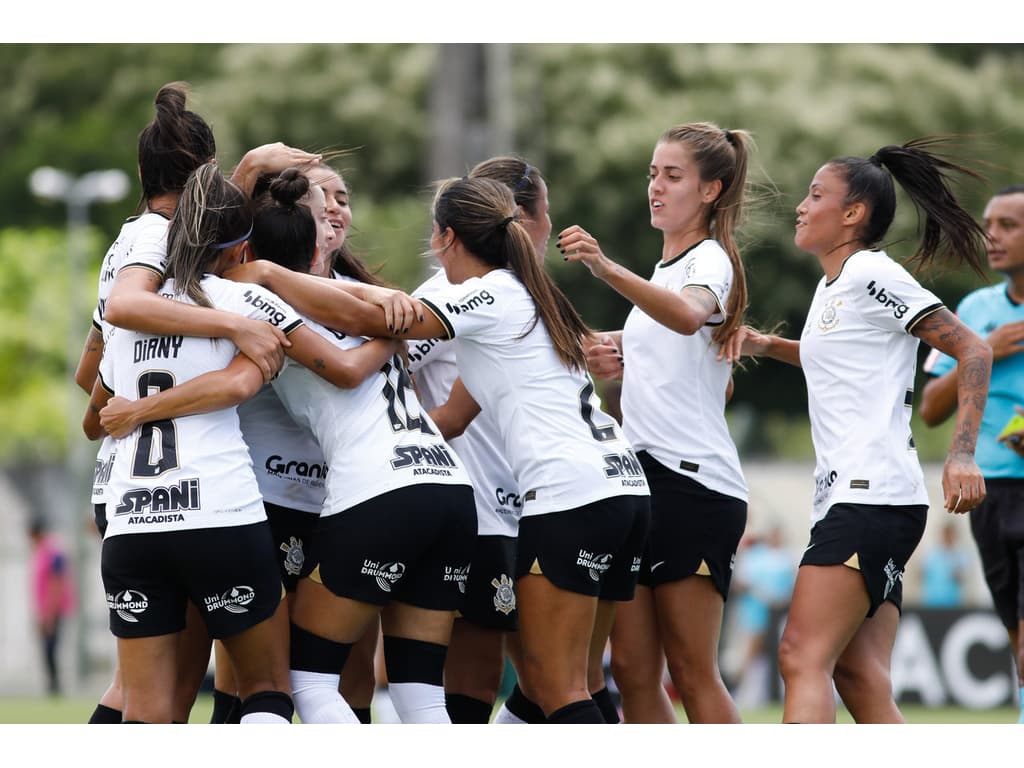 Em dia de estreia de Cuca, jogadoras do Corinthians publicam mensagem de  apoio ao movimento 'Respeita as Minas' em suas redes sociais