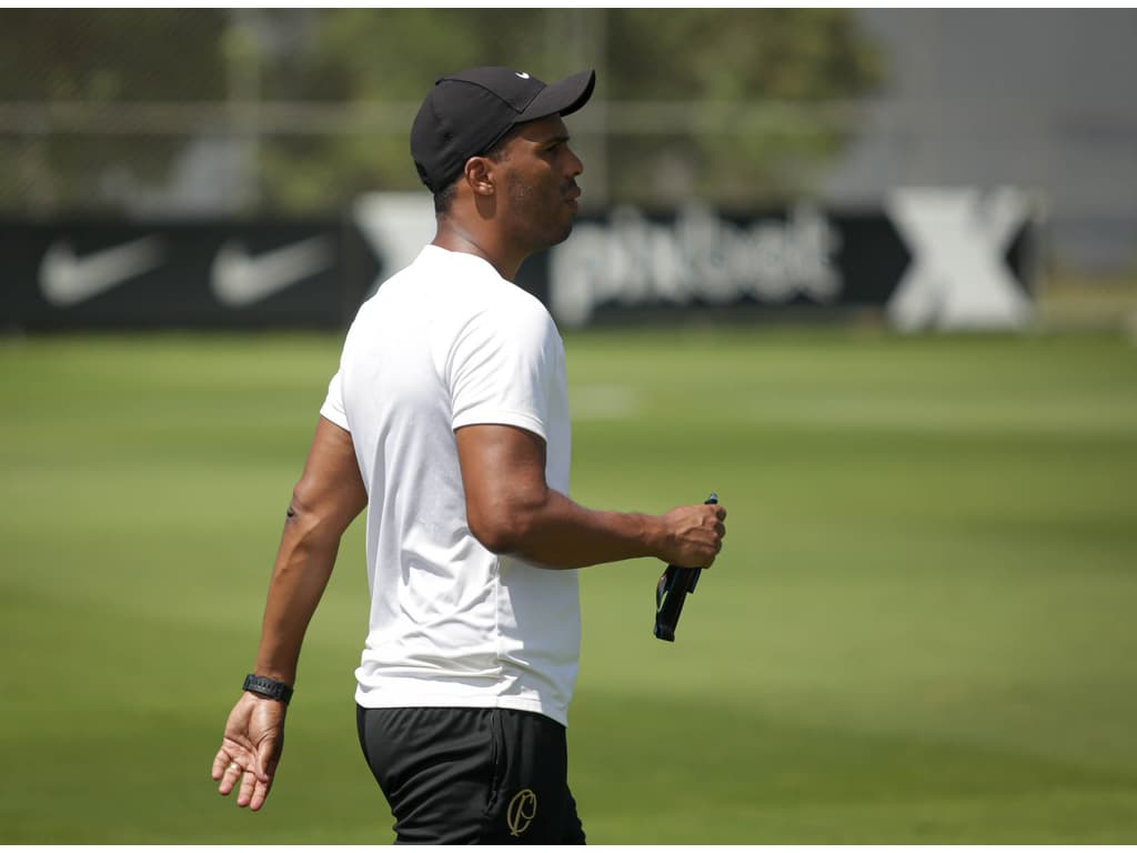 Após demissão de Luxemburgo, Corinthians inicia preparação para o Majestoso com Fernando Lázaro
