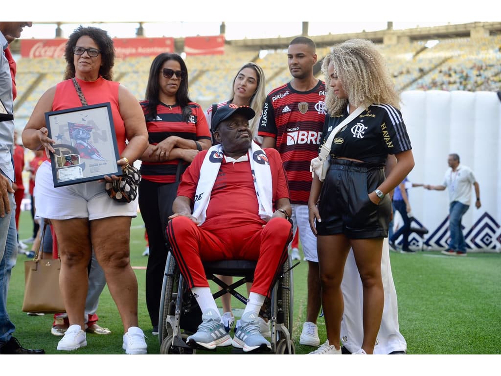 Funcionário histórico do Flamengo, Denir é homenageado em ingresso para jogo