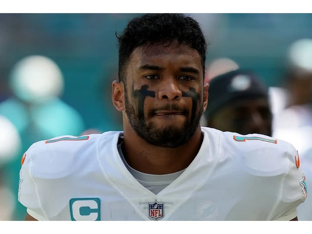 Médico sugere que Tua Tagovailoa, QB do Miami Dolphins, se aposente aos 24  anos