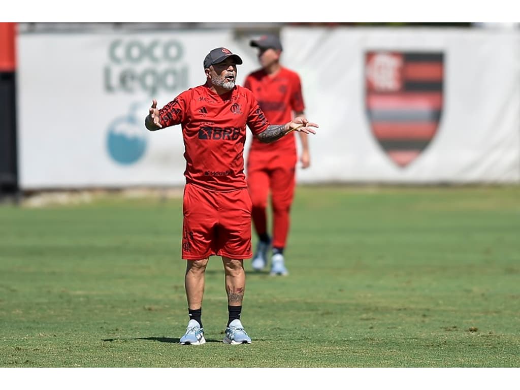 Com lesão de Varela, Flamengo fica com opções escassas para a