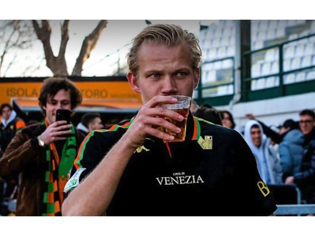 Atacante do Venezia, da segunda divisão italiana, marca quatro gols e bebe  cerveja com torcedores - Lance!