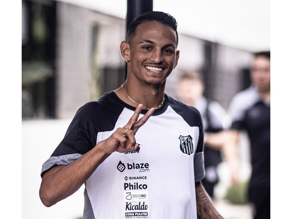 Ângelo aparece de visual novo na pré-temporada do Santos; veja fotos, santos