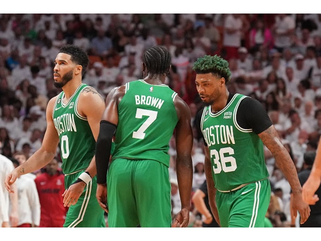 Mais alto da NBA, novato é ovacionado em estreia pelo Boston Celtics -  Placar - O futebol sem barreiras para você