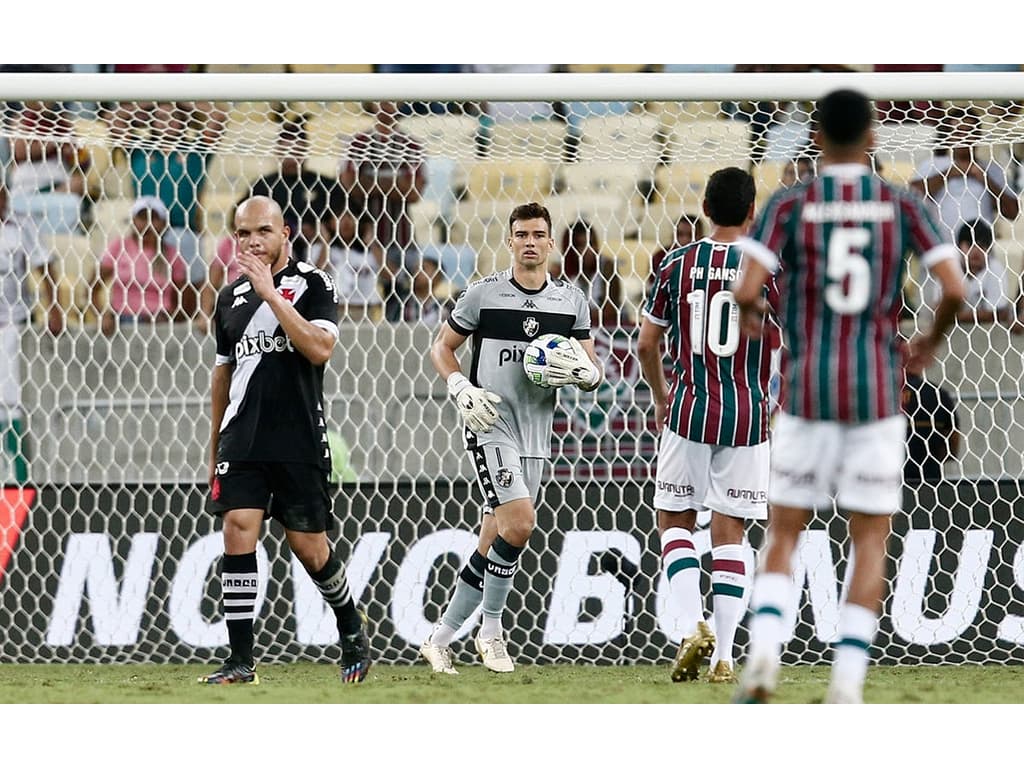 Léo Jardim, do Vasco, se torna o segundo goleiro com mais defesas no  Brasileirão - Lance!