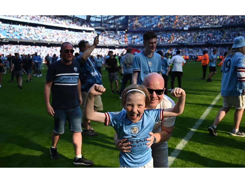 Torcida invade, City bate Chelsea e levanta troféu da Premier League