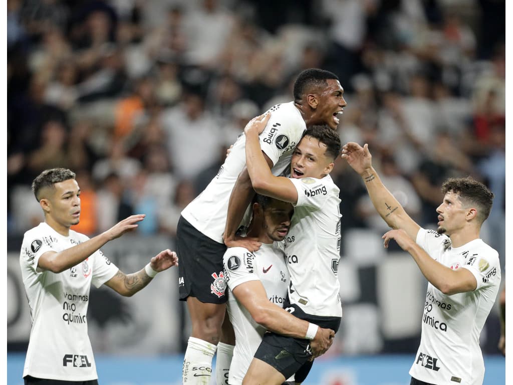 Corinthians pode lucrar duas vezes com Felipe Augusto; entenda
